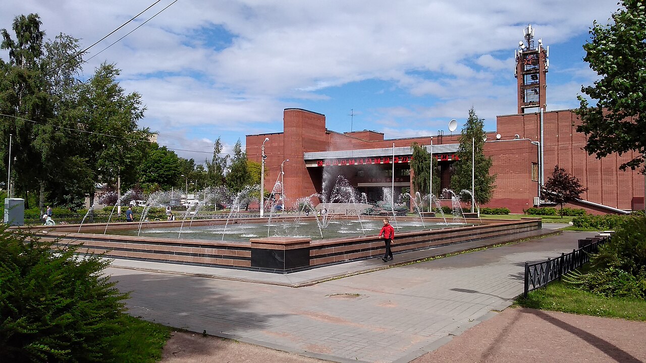 ДК Ижорский с фонтаном — центр Колпино, Санкт-Петербург